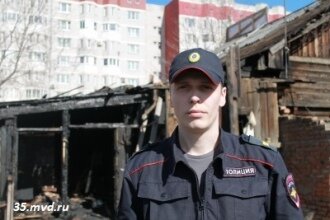 Полицейский спас людей из горящего дома в Вологде 